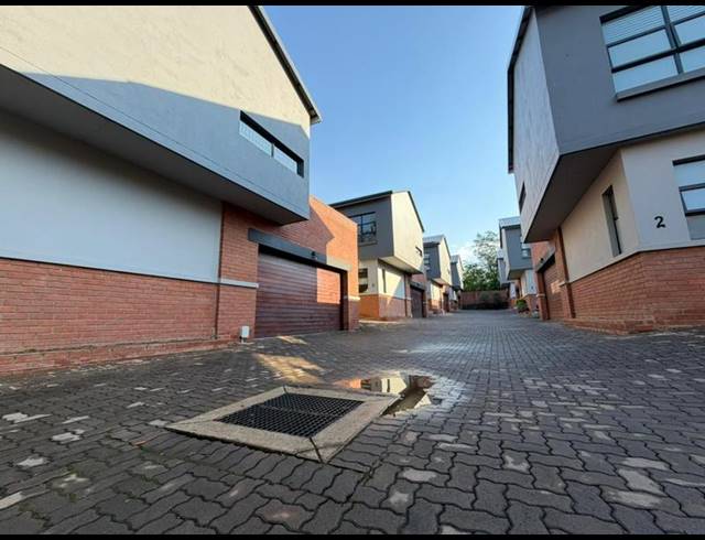 3 BEDROOM PROPERTY TO RENT IN MENLO PARK